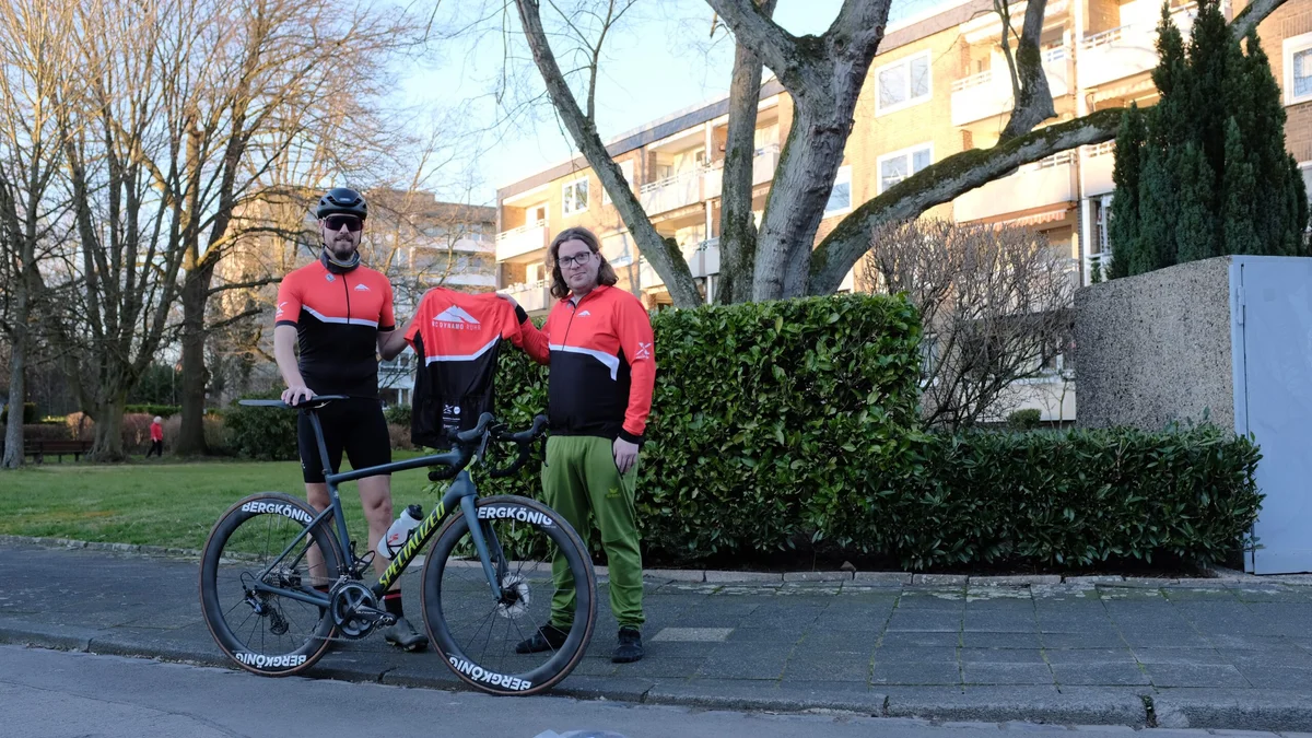 Vorstand Thomas und Alex in den offiziellen RC Dynamo Ruhr Vereinstrikots von Bio Racer